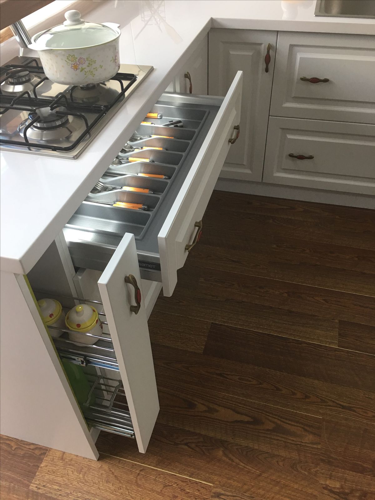 خدمة تركيب العفش في بابها